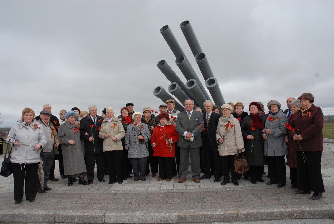 Участники поездки 5 мая у памятника морякам-артиллеристам 8-го и 9-го орудий крейсера «Аврора».