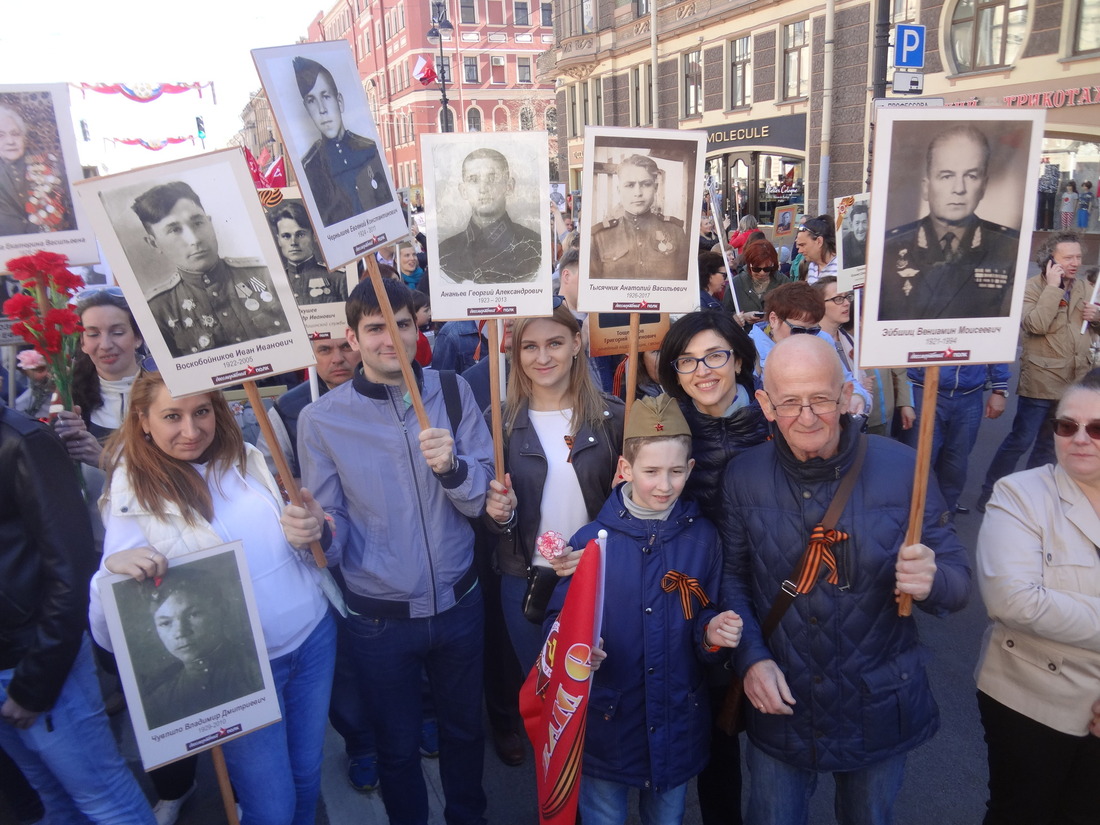 Участники общероссийской акции «Бессмертный полк» в Санкт-Петербурге