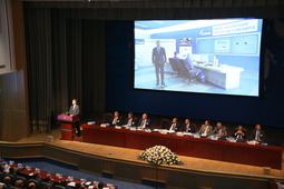 Алексей Миллер во время телемоста с ТЭЦ-12. Докладывает генеральный директор «Газпром энергохолдинга» Денис Федоров