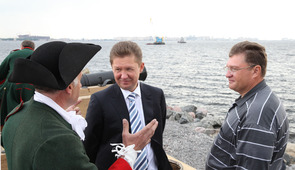 Председатель Правления ОАО «Газпром» Алексей Миллер (в центре),  генеральный директор ООО «Газпром трансгаз Санкт-Петербург Георгий Фокин» (справа)