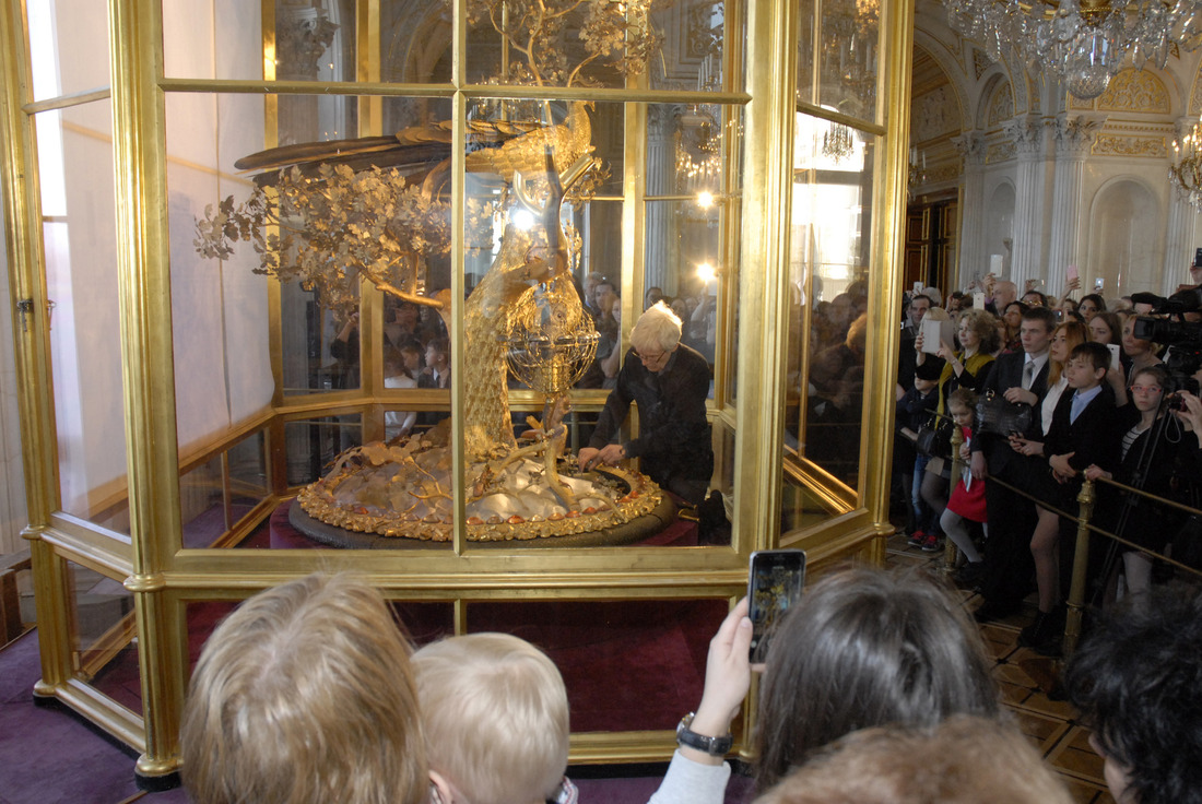 Для гостей Дня мецената заводят знаменитые эрмитажные часы "Павлин"