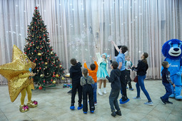«Газпром трансгаз Санкт-Петербург» совместно с футбольным клубом «Зенит» поздравили детей из центра развития и творчества «Ладошки», расположенного в деревне Лесколово