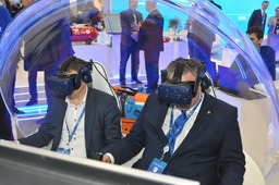 Участники выставки с помощью очков виртуальной реальности смогли почувствовать себя пилотами аппарата и обследовать морское дно