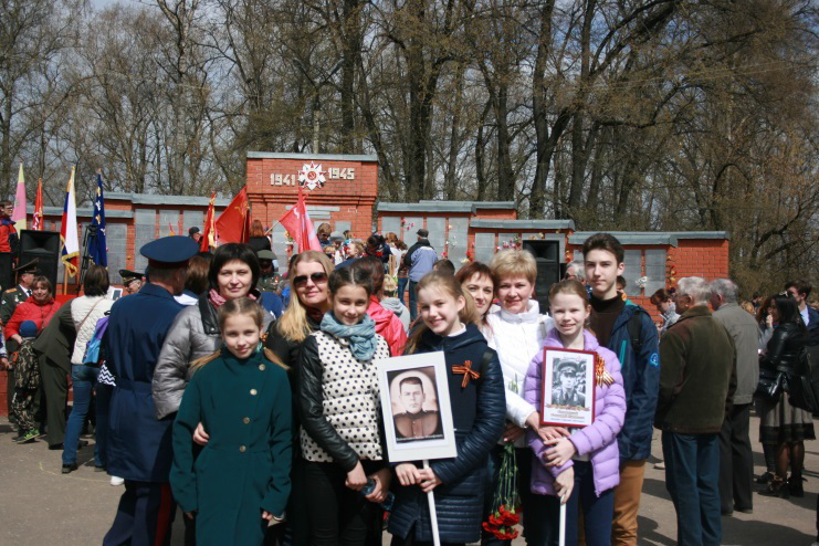 Сотрудники Торжокского ЛПУМГ и члены их семей — участники шествия «Бессмертный полк»