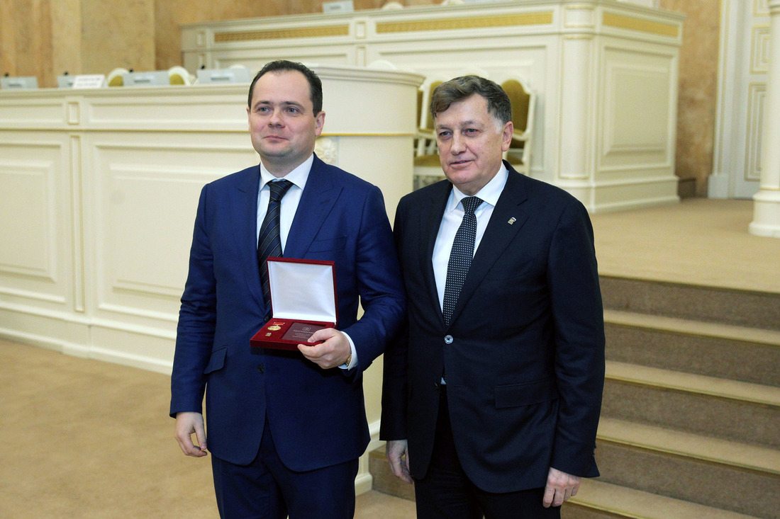 Павел Белов (слева) награжден медалью «За особый вклад в развитие Санкт-Петербурга»