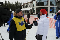 Алина Добровольская, первая преодолевшая финишную черту на соревнованиях по лыжным гонкам, отвечает на вопросы местной телекомпании