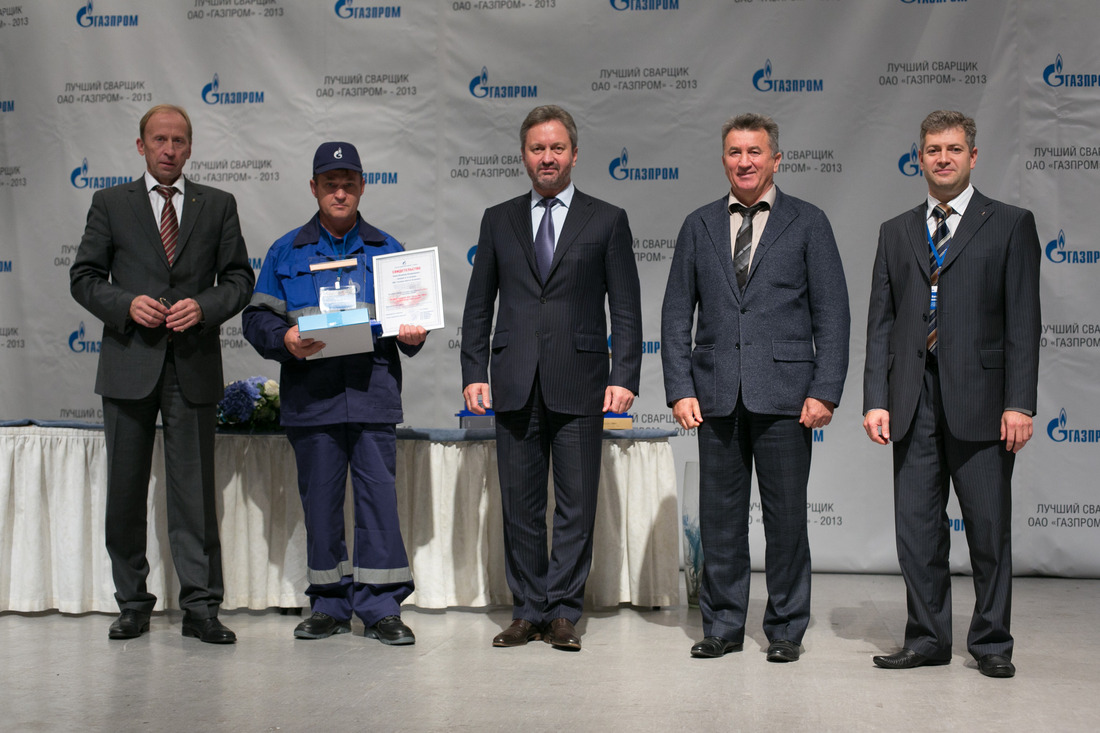 Владимир Попов (второй слева)