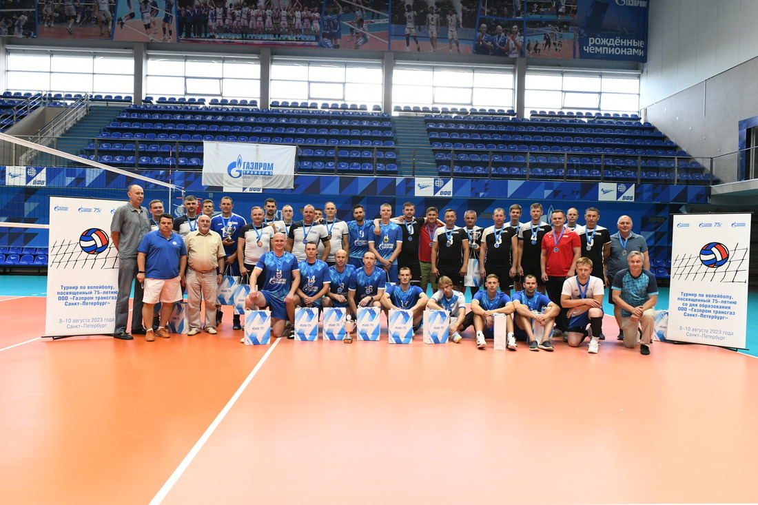 Участники и организаторы волейбольного турнира, посвященного 75-летию со дня образования «Газпром трансгаз Санкт-Петербург»
