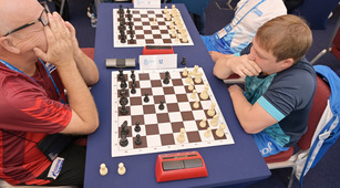Вячеслав Веденеев (справа) во время шахматной партии