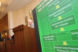 Игорь Блехцин выступает с докладом