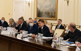Алексей Миллер (в центре) во время заседания