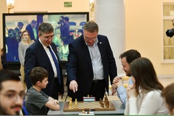 Председатель правления Спортивной федерации шахмат Санкт-Петербурга Георгий Фокин делает первый символический ход турнира