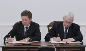 Алексей Миллер и Георгий Полтавченко во время подписания Договора. Фото gov.spb.ru