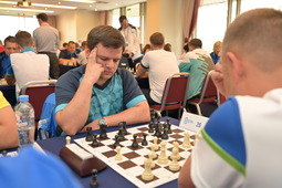 Константин Мамыкин за очередной шахматной партией