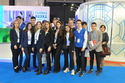 В рамках молодежной программы форума учащиеся «Газпром — класса» Гимназии № 330 Санкт-Петербурга посетили выставку
