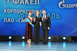 Победный кубок из рук Станислава Попова получают Владимир Тимофеев и Евгения Флоринская