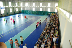 В просторном игровом зале СОКа выступают танцоры студии спортивного бального танца «Арси»