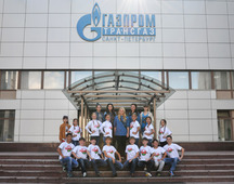 Делегация ОАО «Газпром трансгаз Беларусь» перед офисом ООО «Газпром трансгаз Санкт-Петербург».