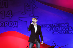 Антон Романов исполняет композицию «Помните, люди»