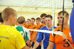 Волейболисты ООО «Газпром трансгаз Санкт-Петербург» приветствуют соперников