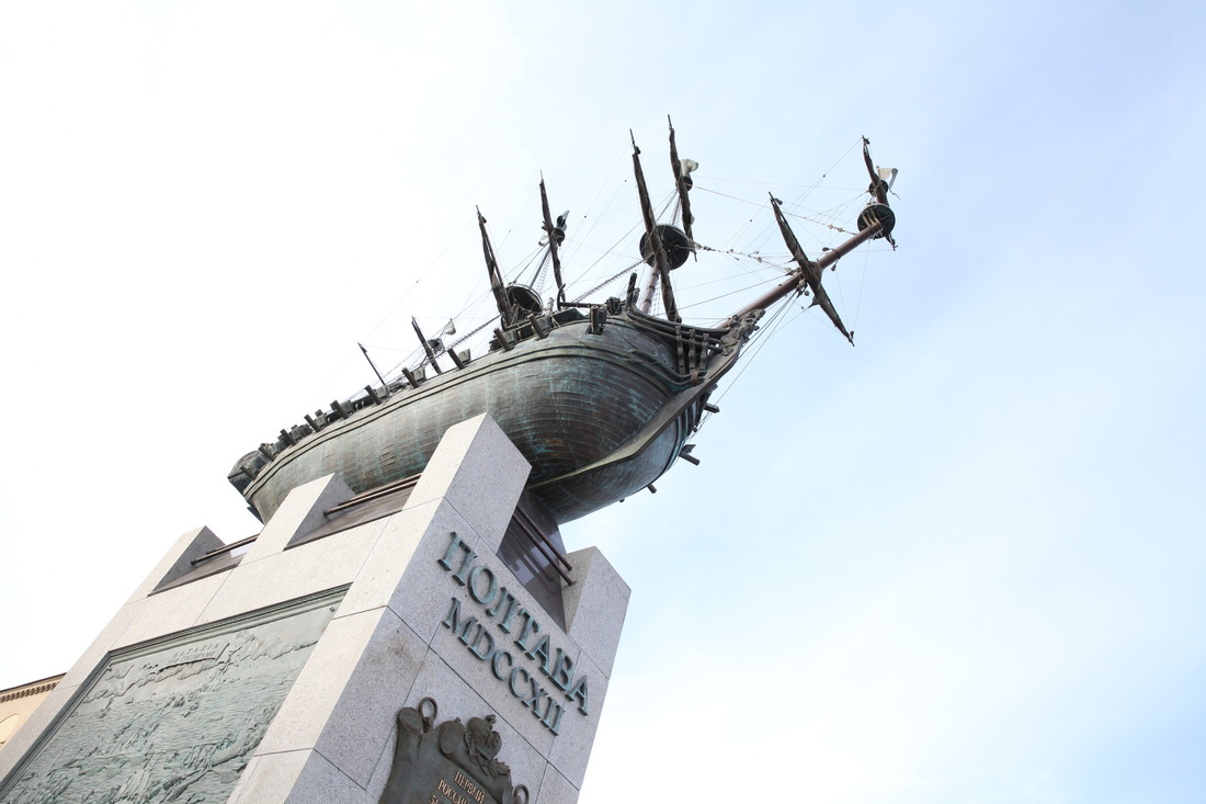 Памятный знак «Полтава» на Воскресенской набережной Санкт-Петербурга