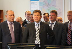 Председатель Правления ОАО «Газпром» Алексей Миллер (в центре) на компрессорной станции «Портовая»