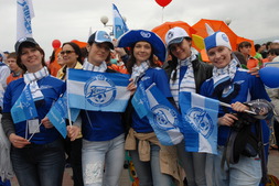 Участники делегации из Санкт-Петербурга на карнавальном шествии в Геленджике