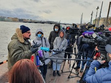 Советник по науке Центра подводных исследований РГО Андрей Лукошков рассказывает журналистам о результатах экспедиции