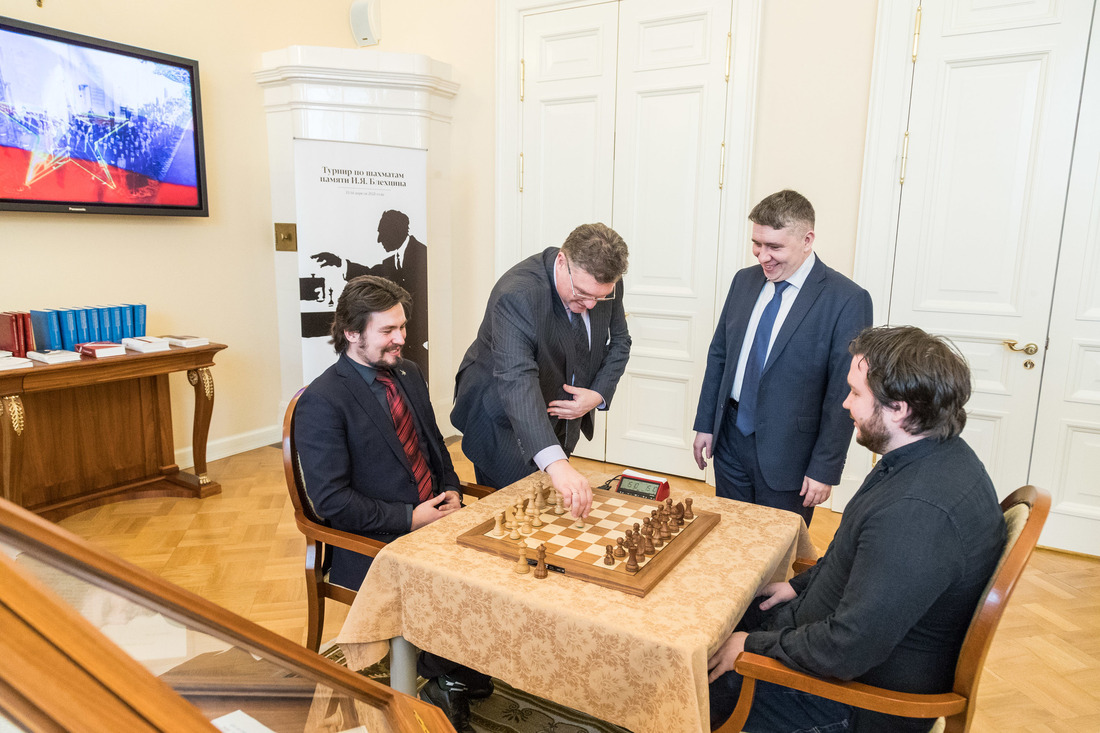 Георгий Фокин (в центре) делает первый символический ход на открытии турнира по шахматам им. И.Я. Блехцина