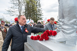 Юрий Ерохин, председатель ОППО «Газпром трансгаз Санкт-Петербург профсоюз», возлагает цветы к мемориалу
