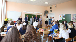 Почётные гости мероприятия во время выступления перед учениками 10 класса
