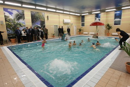 Занятие воспитанников гимназии в малом бассейне