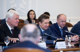 Алексей Миллер (в центре) во время рабочей встречи