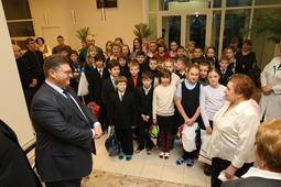 Директор гимназии № 330 Т. Д. Чернышова  с учащимися