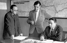 Иллюстрация из книги. С.Ф. Бармин в своем кабинете принимает доклад главного бухгалтера Р.И. Егорова (первый слева), 1970 год