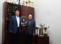 Заслуженный тренер Константин Сунгрен передает Георгию Фокину завоеванные кубки