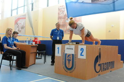 Ольга Кошурникова (Аппарат Управления) выполняет упражнение по силовой гимнастике