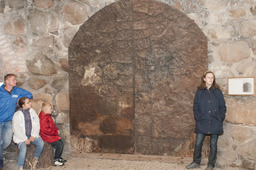 Ворота начала XVIII в. обшитые по приказу Петра I трофейными шведскими кирасами
