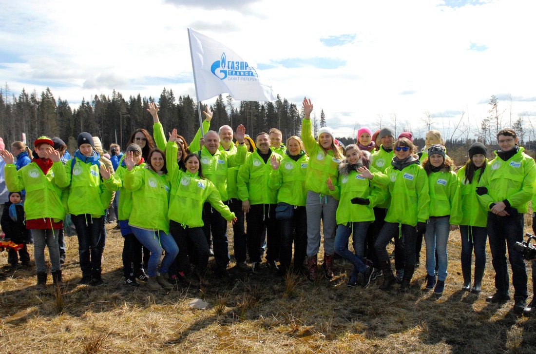 Сотрудники ООО «Газпром трансгаз Санкт-Петербург» и члены их семей перед посадкой деревьев