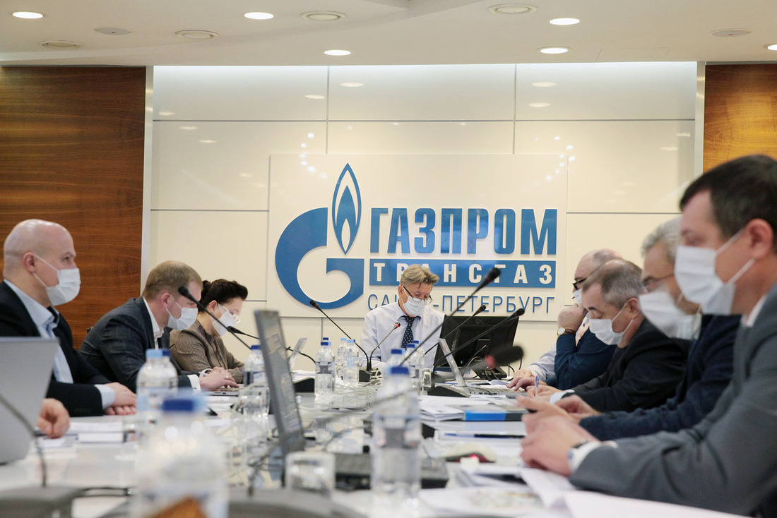 Совещание по подведению итогов готовности филиалов ООО «Газпром трансгаз Санкт-Петербург» к эксплуатации в осенне-зимний период 2020-2021 гг. ведет главный инженер — первый заместитель генерального директора Виктор Сивоконь (в центре)