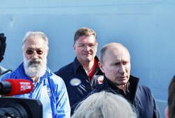 Член Совета Федерации России, ученый-океанолог Артур Чилингаров, Георгий Фокин и Владимир Путин во время презентации технического оснащения экспедиции