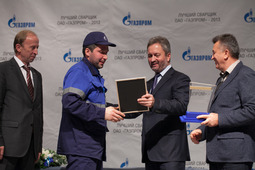 Лучшим сварщиком «Газпрома» в 2013 году стал Алексей Саражин (второй слева)
