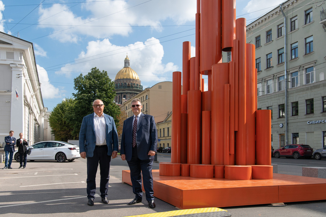 Генеральный директор «Газпром трансгаз Санкт-Петербург» Георгий Фокин (справа) и Президент Санкт-Петербургского Союза архитекторов Владимир Григорьев на открытии выставки «Магистрали»