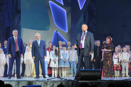 Александр Беспалов объявляет закрытие зонального тура VI корпоративного фестиваля «Факел»