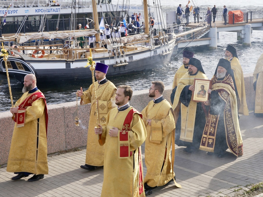 Крестный ход по реке Неве повторил путь Петра Великого, который в 1724 году перевез мощи святого из Усть-Ижоры в Александро-Невский монастырь