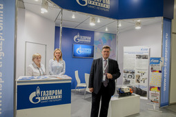 Генеральный директор ООО «Газпром трансгаз Санкт-Петербург» Георгий Фокин у стенда компании