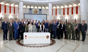 Участники торжественной церемонии по обмену "капсулами памяти"