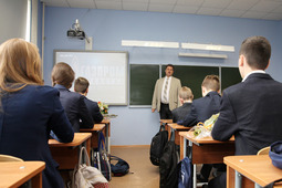 Аркадий Круглов поздравляет учеников «Газпром-класса» с началом учебного года