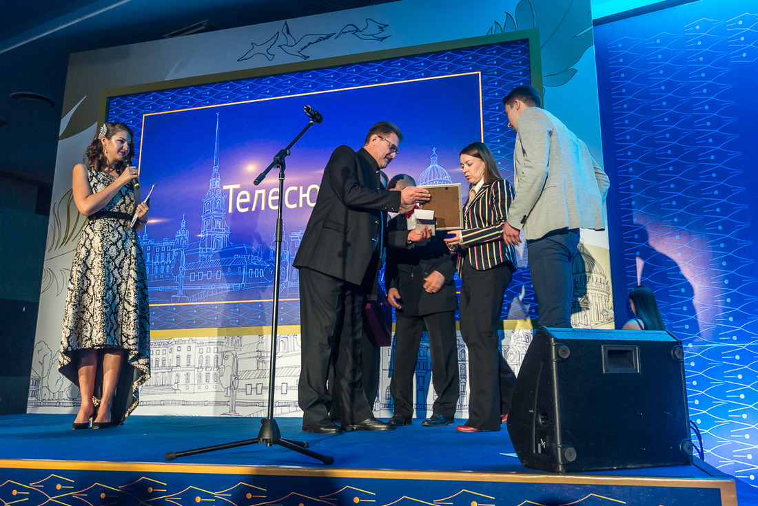 Аркадий Круглов вручает награду в номинации «Лучший телесюжет»