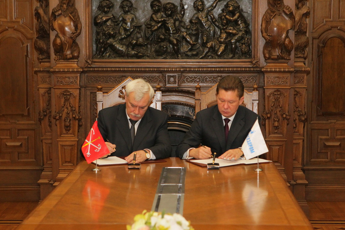 Георгий Полтавченко и Алексей Миллер подписывают Договор о сотрудничестве. Фото официального сайта Администрации Санкт-Петербурга